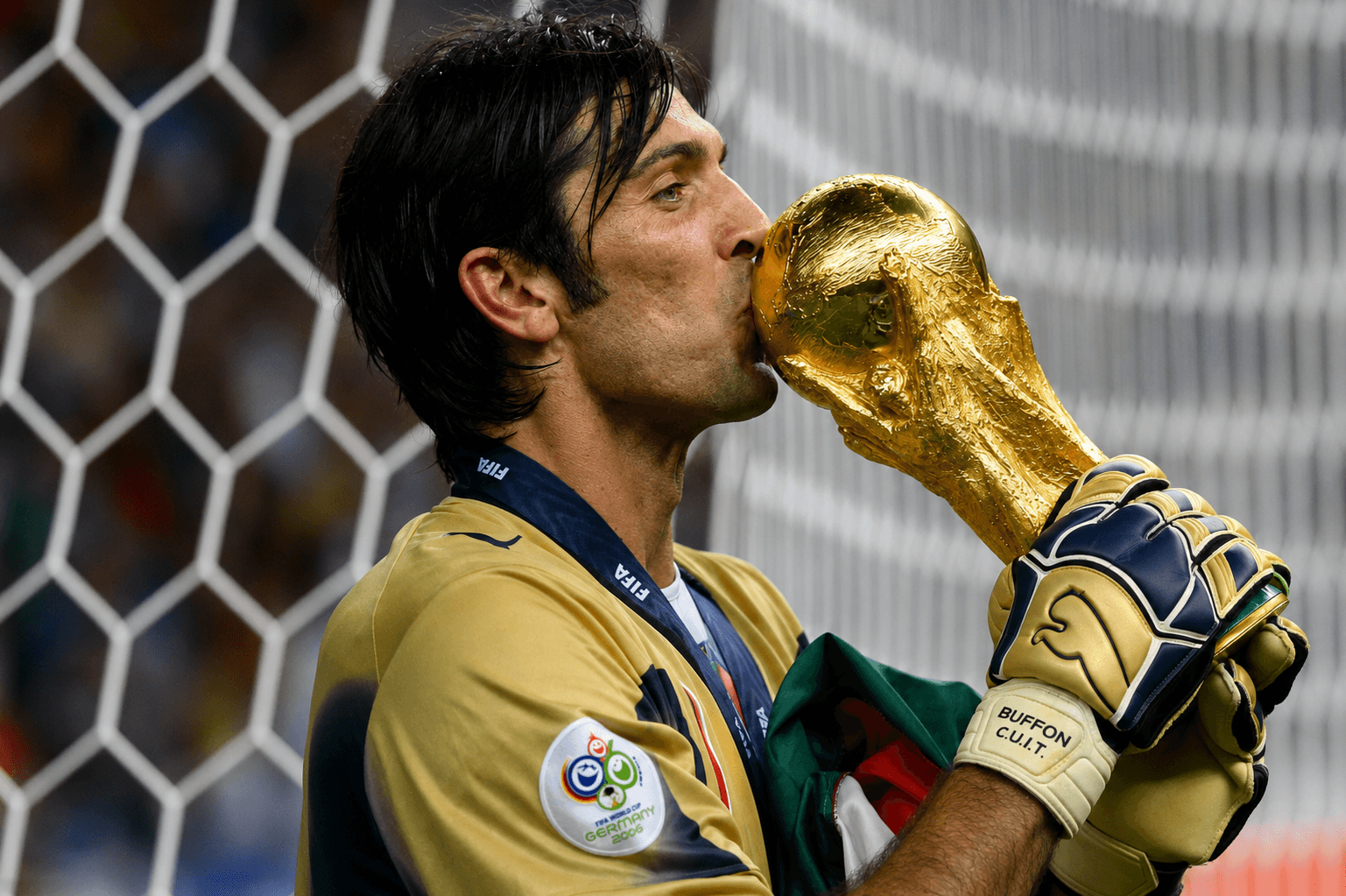 Gianluigi Buffon col trofeo